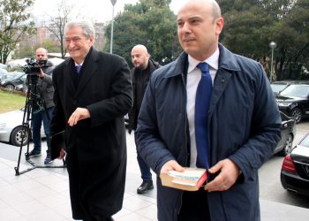 Sali Berisha, Jamarber Malltezi, duke hyre ne nje mbledhje te Keshillit Kombetar te Partise Demokratike ku do te votohet per anetaret e Kryesise se PD dhe do te percaktohet aksioni opozitar per fillimin e protestave popullore per largimin e qeverise./r/n/r/nSali Berisha, Jamarber Malltezi, enter a meeting of the National Council of the Democratic Party where will be voted for the members of the DP steering committee and will be determined the opposition action for the start of popular protests to topple the government.