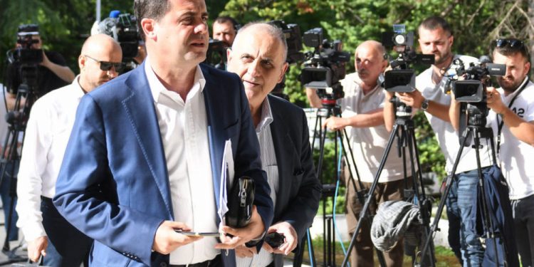 MBLIDHET TRYEZA PER REFORMEN ZGJEDHORE -  Ish deputeti, Oerd Bylykbashi, Nenkryetari i LSI, Petrit Vasili, duke hyre ne nje takim te Keshillit Politik per Reformen Zgjedhore, ku PD ka kerkuar procedure te pershpejtuar per tenderimin e teknologjise ne zgjedhje per identifikimin biometrik. /r/n/r/nMEETING ON ELECTORAL REFORM - Former MP Oerd Bylykbashi, SMI Deputy Chairman Petrit Vasili, enter in a meeting of the Political Council on Electoral Reform, where the DP has requested expedited procedures for tendering technology in elections for biometric identification.