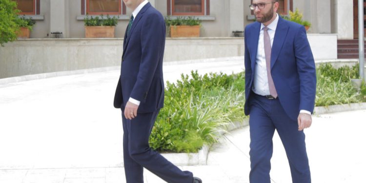 Kreu i PD, Lulzim Basha dhe Sekretari i pergjithshem i PD, Gazment Bardhi, duke dale nga presidenca, ku diskutuan me presidentin mbi ndryshimet kushtetuese qe kane te bejne me listat e hapura dhe ndalimin e koalicioneve parazgjedhedhore.
/r/n/r/nLeader of the Democratic Party, Lulzim Basha, and DP Secretary General, Gazment Bardhi, leave the presidency after holding a meeting with President Ilir Meta, with whom they discussed the constitutional changes related to open lists and the ban on pre-election coalitions.