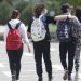 Te rinj duke ecur ne qender te Tiranes, ne Sheshin Skenderbej. Popullsia e Shqiperise per vitin 2021 eshte tkurrur me 0.6% krahasuar me vitin e kaluar per shkak te emigracionit te larte./r/n/r/nYoung people walking in the center of Tirana, in Skanderbeg Square. Albania's population for 2021 has shrunk by 0.6% compared to last year due to high emigration.