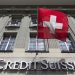 Eine Schweizer Fahne weht ueber dem Credit Suisse Logo bei der Bank Filiale am Bundesplatz, am Donnerstag, 22. Mai 2014 in Bern. (KEYSTONE/Peter Klaunzer)