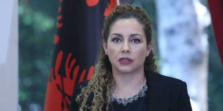 Ministrja per Evropen dhe Punet e Jashtme, Olta Xhacka, duke folur ne nje konference me Zv/kryeministrin dhe ne te njejten kohe ministrin i jashtem holandez Wopke Hoekstra, pas nje takimi ku eshte folur mbi marredheniet midis dy vendeve dhe reformat qe Shqiperia pritet te ndermarre ne kuadrin e procesit te integrimit Evropian. Xhacka u shpreh se, Shqiperia dhe Holanda jane reshtuar se bashku ne “Grupin e Miqve per Llogaridhenien në Ukraine” dhe shprehu mirenjohje ndaj Holandes per trajnimet në kuader te programit MATRA./r/n/r/nThe Minister for Europe and Foreign Affairs, Olta Xhacka, speaking in a conference with the Deputy Prime Minister and at the same time the Dutch Foreign Minister Wopke Hoekstra, after a meeting where they talked about the relations between the two countries and the reforms that Albania is expected to undertake in the framework of the European integration process. Xhacka said that Albania and the Netherlands have joined the "Group of Friends for Accountability in Ukraine" and expressed gratitude to the Netherlands for training in the framework of the MATRA program.