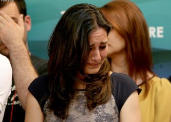 Erla Mehilli, duke u perlotur gjate nje konference shtypi te Kryeministrit Sali Berisha ne seline e Partise Demokratike, ku ka pranuar humbjen e zgjedhjeve te pergjithshme parlamentare dhe ka dhene doreheqjen si kreu i PD.