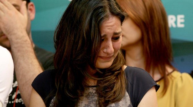 Erla Mehilli, duke u perlotur gjate nje konference shtypi te Kryeministrit Sali Berisha ne seline e Partise Demokratike, ku ka pranuar humbjen e zgjedhjeve te pergjithshme parlamentare dhe ka dhene doreheqjen si kreu i PD.