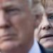 US-Präsident Donald Trump steht vor Bundeskanzlerin Angela Merkel (CDU) am 27.05.2017 beim Familienfoto der G7 Staaten mit den Outreach-Partnern in Taormina auf Sizilien (Italien). Foto: Michael Kappeler/dpa +++(c) dpa - Bildfunk+++