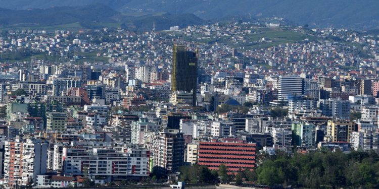 Foto e Tiranes pas fillimit te masave drastike te distancimit social per parandalimin e koronavirusit, Covid-19, ku dallohet qe cilesia e ajrit eshte permiresuar ndjeshem, teksa pallatet dhe ndertimet perreth dallohen qartazi permes kameres./r/n/r/nPhotos of Tirana after the start of drastic measures of social distancing to prevent coronavirus, Covid-19, as air quality in Tirana has improved significantly, while the houses and surrounding buildings are clearly visible through the camera.