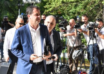 MBLIDHET TRYEZA PER REFORMEN ZGJEDHORE -  Ish deputeti, Oerd Bylykbashi, Nenkryetari i LSI, Petrit Vasili, duke hyre ne nje takim te Keshillit Politik per Reformen Zgjedhore, ku PD ka kerkuar procedure te pershpejtuar per tenderimin e teknologjise ne zgjedhje per identifikimin biometrik. /r/n/r/nMEETING ON ELECTORAL REFORM - Former MP Oerd Bylykbashi, SMI Deputy Chairman Petrit Vasili, enter in a meeting of the Political Council on Electoral Reform, where the DP has requested expedited procedures for tendering technology in elections for biometric identification.