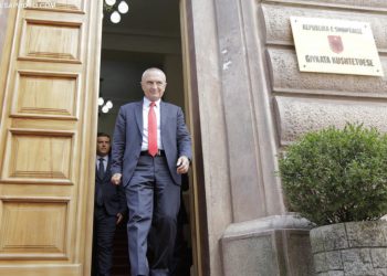 META DEPOZITON KERKESEN KUNDER SHEMBJES SE TEATRIT NE KUSHTETUESE - Presidenti i Republikës, Ilir Meta, duke dale nga Gjykata Kushtetuese pasi ka depozituar kerkesen per shpalljen antikushtetuese te ligjit per shembjen e godines se Teatrit Kombetar. Meta tha se “Nuk jemi rastesisht pa Gjykate Kushtetuese. Vendin pa Gjykate Kushtetuese e la Ramaforma.”/r/n/r/nMETA SUBMITS REQUEST AGAINST THEATER DEMOLITION AT CONSTITUTIONAL COURT -  The President of the Republic, Ilir Meta, leaves the Constitutional Court after filing the request for the proclamation as unconstitutional of the law for the demolition of the National Theater. Meta said that "We are not by chance without the Constitutional Court. The country was left without the Constitutional Court by Ramaform."