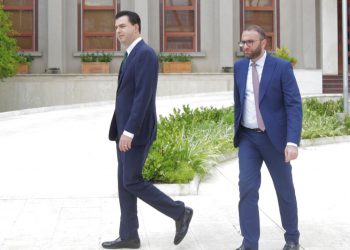 Kreu i PD, Lulzim Basha dhe Sekretari i pergjithshem i PD, Gazment Bardhi, duke dale nga presidenca, ku diskutuan me presidentin mbi ndryshimet kushtetuese qe kane te bejne me listat e hapura dhe ndalimin e koalicioneve parazgjedhedhore.
/r/n/r/nLeader of the Democratic Party, Lulzim Basha, and DP Secretary General, Gazment Bardhi, leave the presidency after holding a meeting with President Ilir Meta, with whom they discussed the constitutional changes related to open lists and the ban on pre-election coalitions.