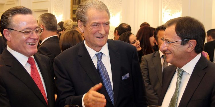 Deputetet e PD, Ridvan Bode, Genc Ruli dhe ish Kryeministri, Sali Berisha, gjate nje ceremonie festive te organizuar me rastin e 25 vjetorit te themelimit te gazetes Rilindja Demokratike, RD, organ i Partise Demokratike./r/n/r/nFormer Prime Minister Sali Berisha, lawmakers Ridvan Bode and Genc Ruli, during a festive ceremony organized to mark the 25th anniversary of the founding of the Democratic Revival newspaper, RD, an organ of the Democratic Party.