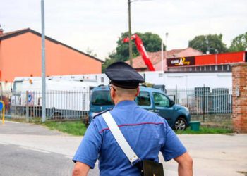 I carabinieri sul luogo della sparatoria mortale in una azienda di Casale Cremasco, 14 settembre 2022.
ANSA/ZANINELLI JACOPO