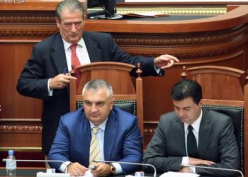 SEANCE PARLAMENTARE - Kryeministri Sali Berisha, zevendesi i tij Ilir Meta dhe ministri i Brendshem, gjate nje seance parlamentare, ku u miratuan pa pranine e opozites dy ministrat e rinj te qeverise, Edmond Haxhinasto si minister i Jashtem dhe Ilri Meta Minister i Ekonomise.