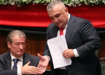 Kryeministri Sali Berisha dhe zevendesi i tij Ilir Meta, gjate nje seance parlamentare, ku kryeministri Berisha, ka prezantuar programin e qeverise se tij te re.