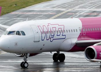 FILE PHOTO: A Wizz Air Airbus A320 at Luton Airport, Luton, Britain, May 1, 2020. REUTERS/Andrew Boyers/File Photo