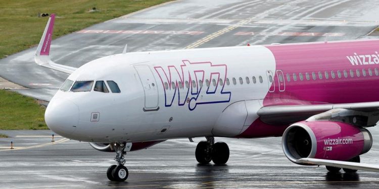 FILE PHOTO: A Wizz Air Airbus A320 at Luton Airport, Luton, Britain, May 1, 2020. REUTERS/Andrew Boyers/File Photo